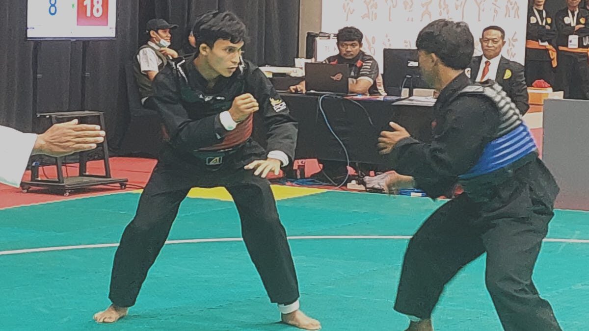Atlet Pencak Silat dari Sumbar sedang bertanding di hari pertama laga cabor Pencak Silat PON Beladiri 2025. (dok. istimewa)