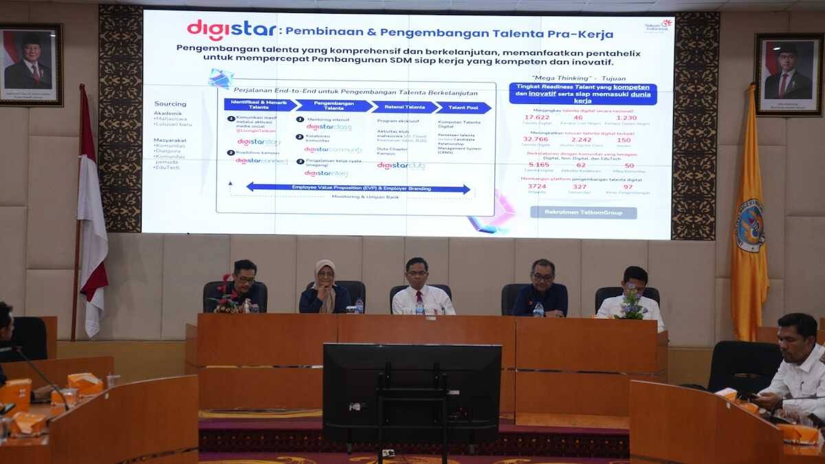 Direktur Utama Telkom Dian Siswarini saat memberikan pemaparan terkait Digistar pada acara Seminar Telkom AI Connect di Universitas Negeri Padang pada Senin (27/10). (dok. istimewa)