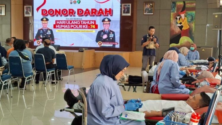 Donor darah HUT ke-74 Humas Polri di Polda Sumbar. (dok. istimewa)