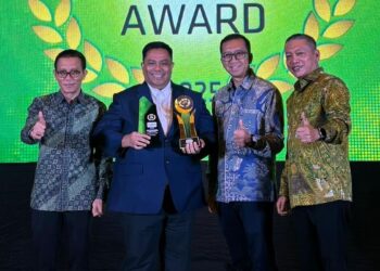 Jajaran Direksi Bank Nagari saat menerima penghargaan Sharia Award 2025. (dok. istimewa)