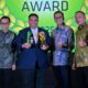 Jajaran Direksi Bank Nagari saat menerima penghargaan Sharia Award 2025. (dok. istimewa)