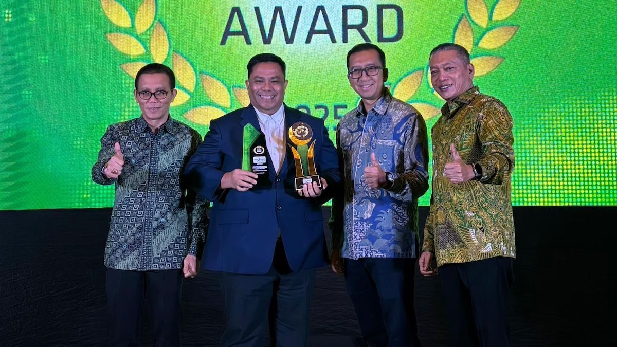 Jajaran Direksi Bank Nagari saat menerima penghargaan Sharia Award 2025. (dok. istimewa)