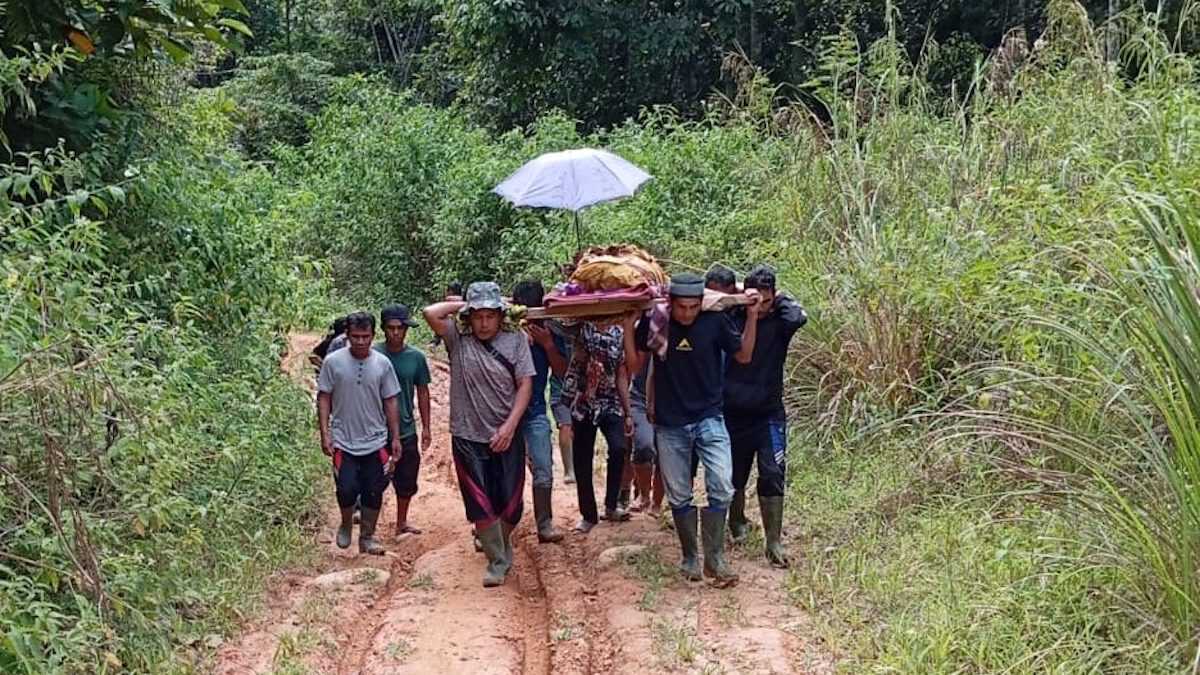 Jenazah guru ditandu sepanjang 14 Kilometer di Lubuk Rasam, Kabupaten Solok karena jalan rusak. (dok. tangkapan layar)