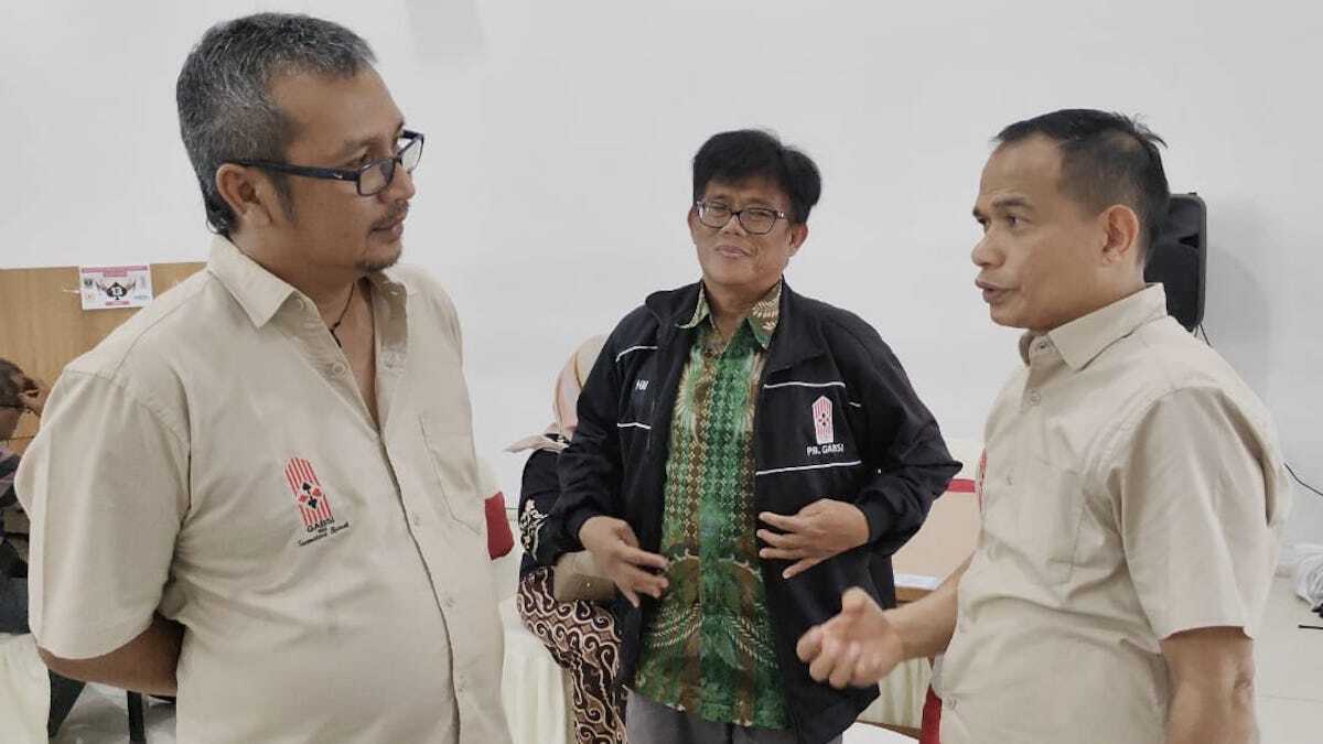 Ketua Gabsi Sumbar Deswanto (kanan), ketua panitia MBOT II Tahun 2025, BM Satria Dwi Putra berdiskusi pada MBOT I 2024 lalu. (Foto dokumentasi)