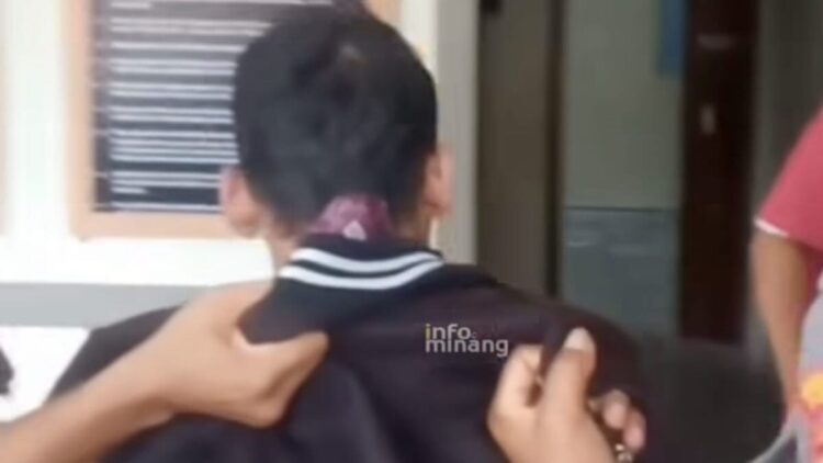 Pelaku eksibisionis di koto tangah diamankan polisi. (dok. tangkapan layar IG Infominang)