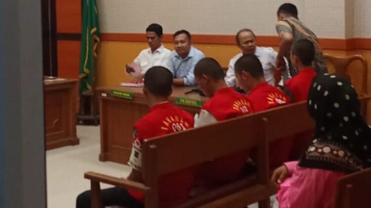 Empat pelaku kekerasan terhadap anak di daerah Ketaping, Kota Padang saat disidang. (dok. istimewa)