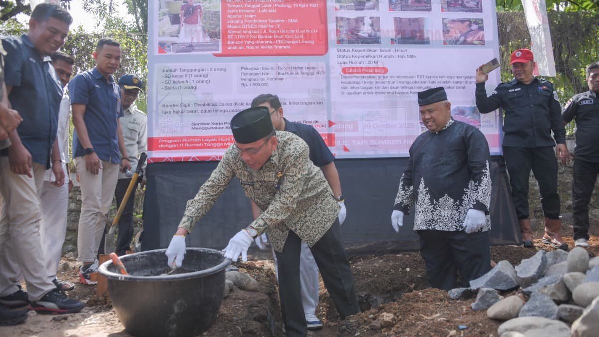 Peletakan batu pertama rumah layak huni RTM di Bandar Buat. (dok. Prokopim)