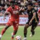 Pemain Semen Padang FC Cornelius Steward berebut bola dengan pemain belakang Bhayangkara FC Firza Andika. (dok. istimewa)