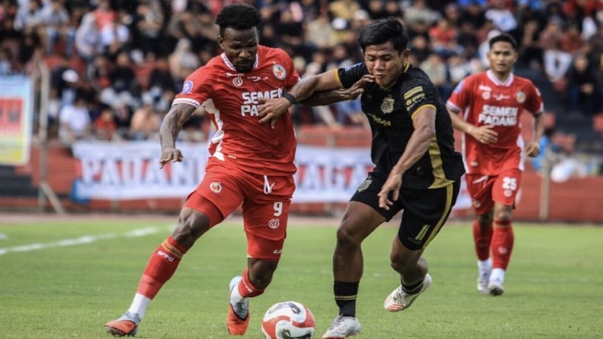 Pemain Semen Padang FC Cornelius Steward berebut bola dengan pemain belakang Bhayangkara FC Firza Andika. (dok. istimewa)