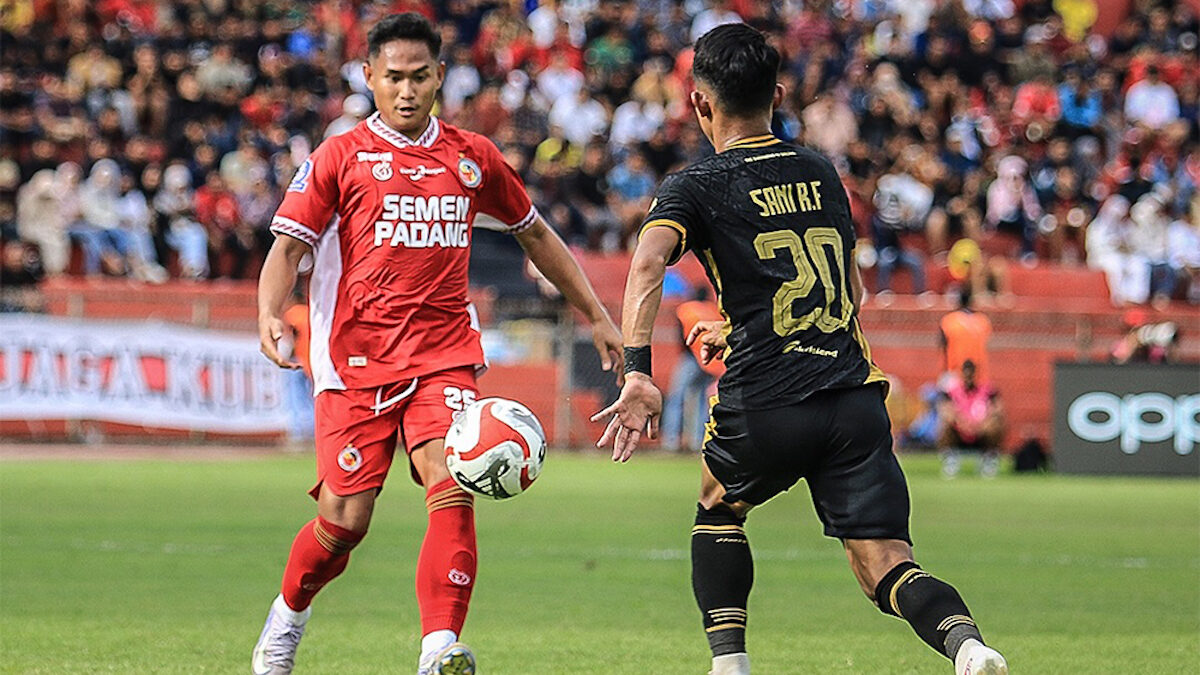 Pemain Semen Padang FC Zidane Afandi saat melewati gelandang Bhayangkara FC Sani Rizki Fauzy. (dok. istimewa)