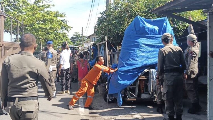 Penertiban lapak yang ditinggal pemilik oleh Satpol PP Padang di kawasan Jalan Samudera. (dok. istimewa)