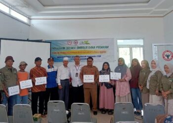 Penyaluran dana program pemberdayaan masyarakat dari Semen Padang di Limau Manis. (dok. Humas)