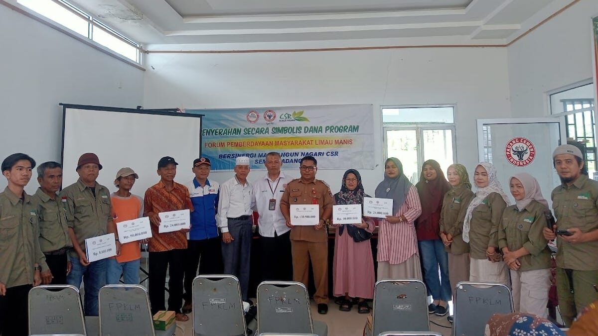 Penyaluran dana program pemberdayaan masyarakat dari Semen Padang di Limau Manis. (dok. Humas)