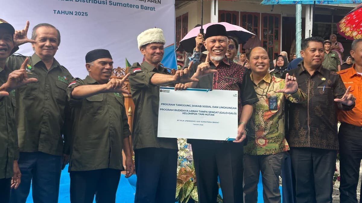 Gubernur Sumbar, Mahyeldi Ansharullah, menghadiri penyerahan bantuan Program TJSL PT PLN (Persero) kepada kelompok tani di Nagari Koto Malintang, Kabupaten Agam, Kamis (2/10/2025). (dok. adpsb)