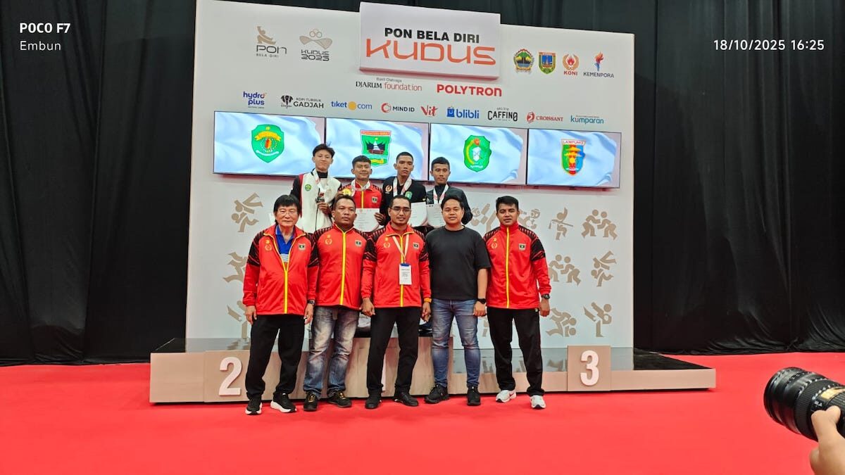 Penyerahan medali untuk atlet Sambo di PON Beladiri II 2025. (dok. Humas KONI)