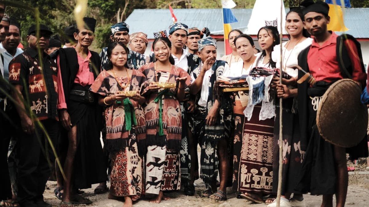 Masyarakat Sumba Timur saat acara penyerahan sertifikat tanah ulayat beberapa waktu lalu (dok. istimewa)