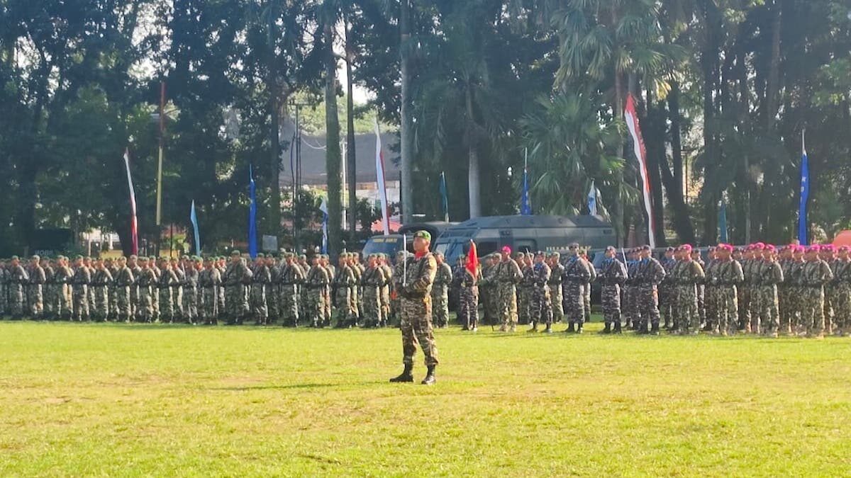 Gubernur Mahyeldi menghadiri peringatan HUT TNI ke-80 di Lapangan Imam Bonjol, Padang. (dok. adpsb)