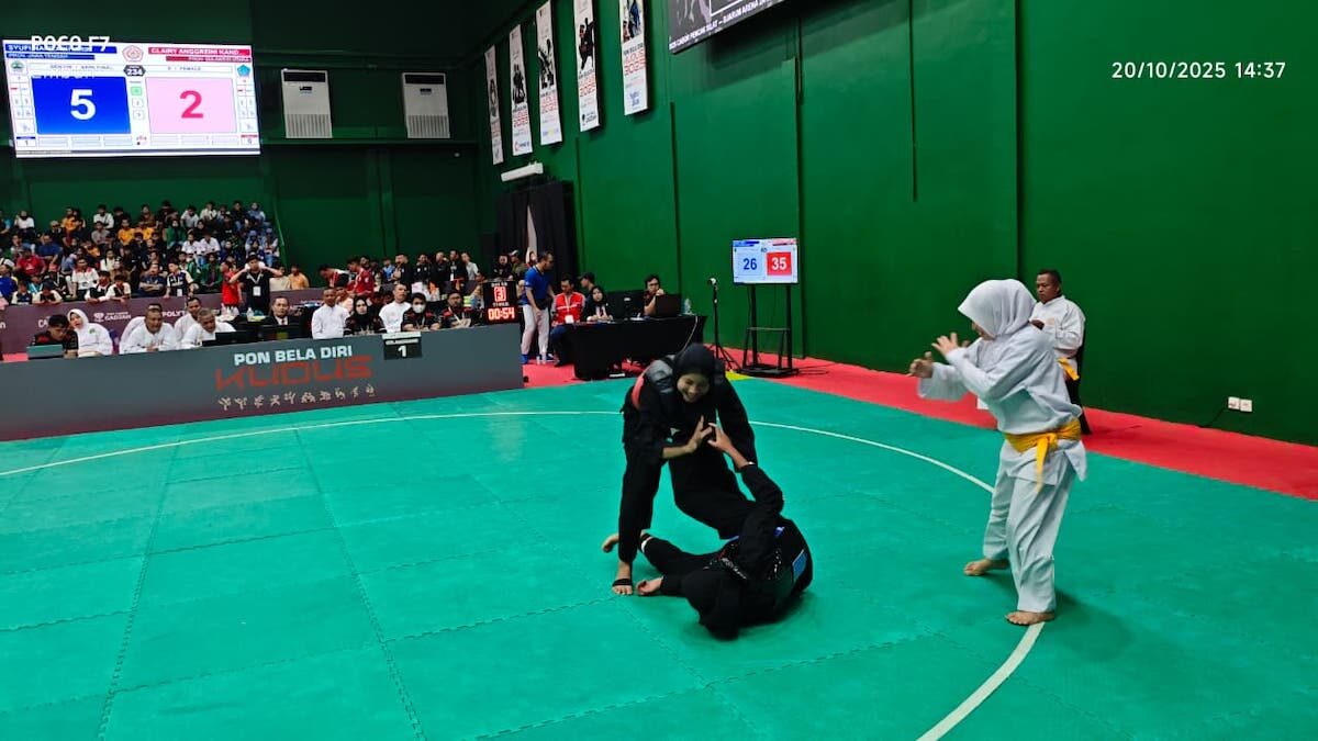 Pesilat putri Sumbar Paula Listi di Kelas C Putri membanting pesilat Maluku, Eka P. Dewi Polpoke. Paula menang mutlak atas40–10. (Foto Humas KONI Sumbar)
