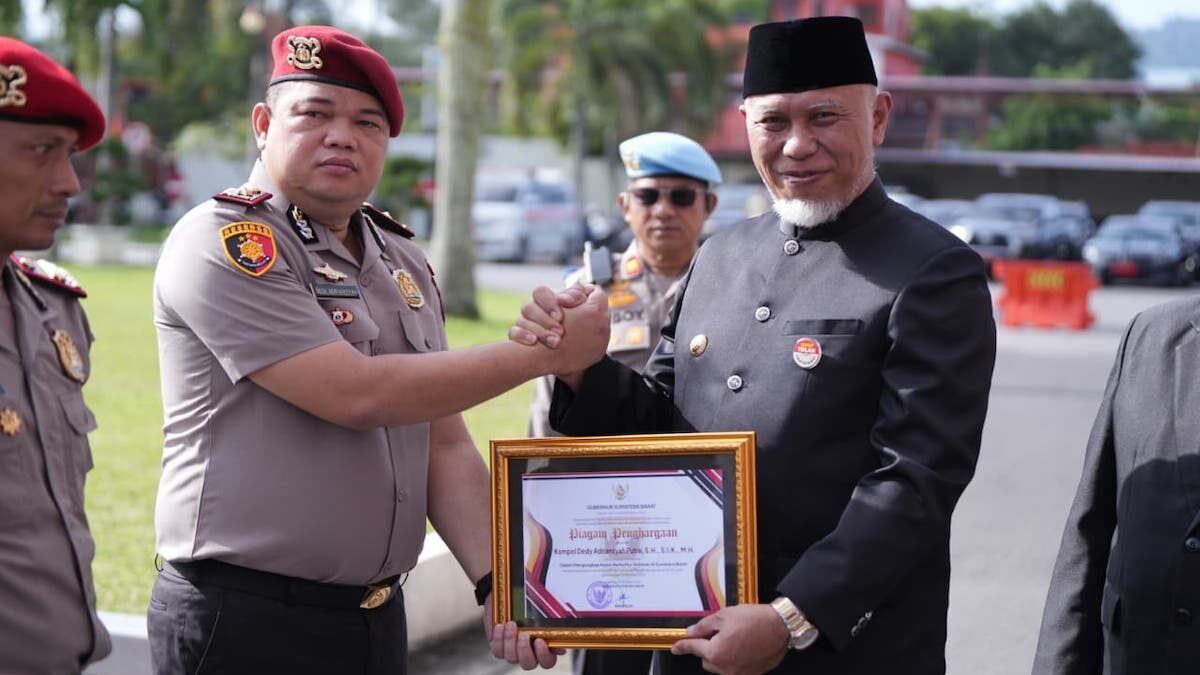 Polisi dapat penghargaan dari Gubernur Sumbar karena ungkap kasus narkoba. (dok.adpsb)