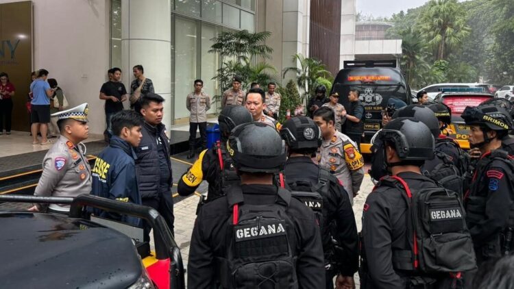 Polisi lakukan identifikasi teror bom terhadap dua sekolah internasional di Tangsel. (dok. Divhumas)