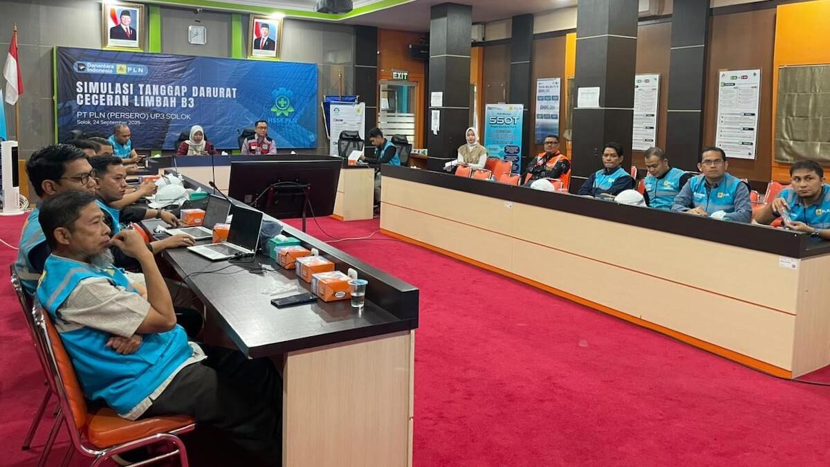 Simulasi tanggap darurat ceceran limbah B3 di PLN UP3 Solok. (dok. istimewa)