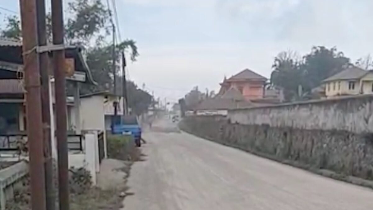 Abu vulkanik akibat erupsi Gunung Marapi di daerah Batu Palano. (dok. tangkapan layar)