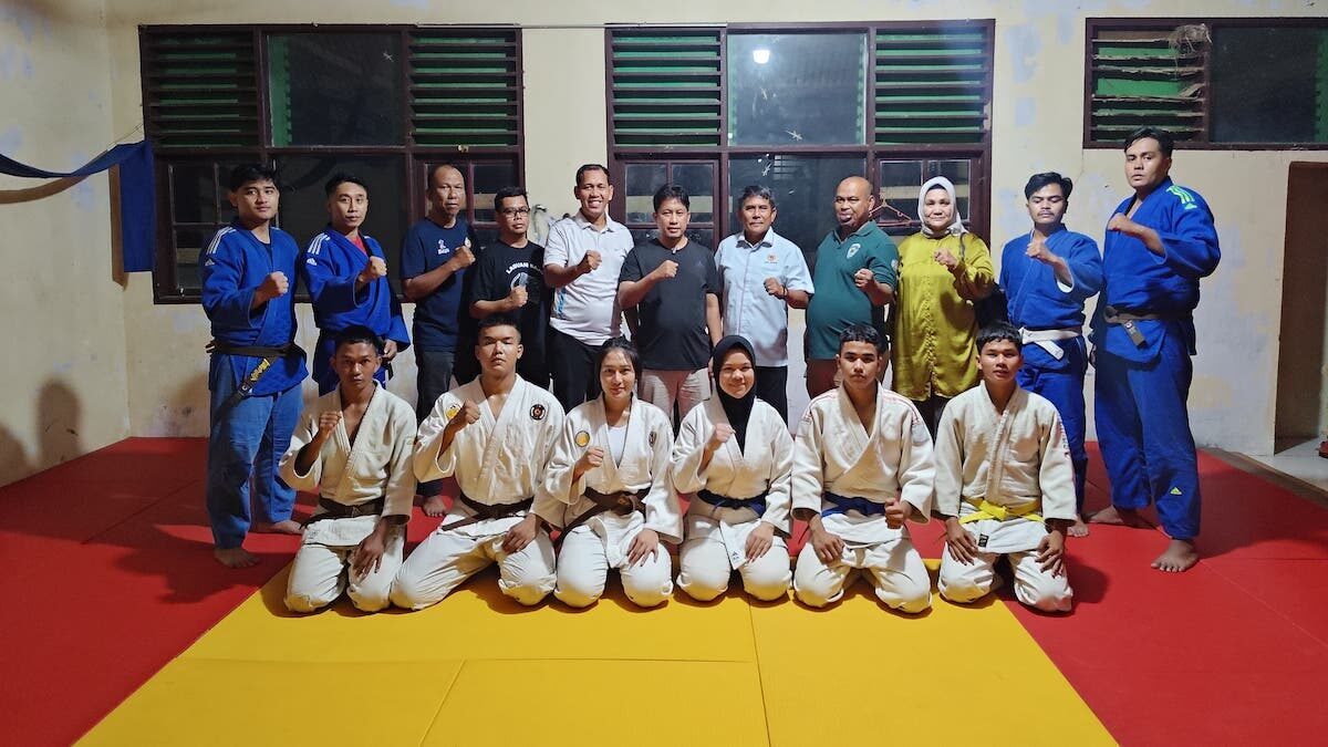 Tim PON Beladiri Sumbar 2025 bersama Ketua KONI Sumbar, Hamdanus. (dok. istimewa)