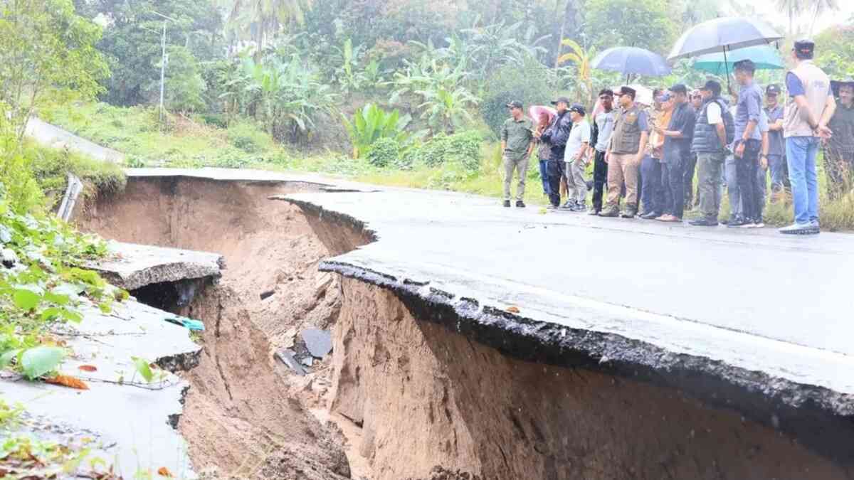 Bupati Padang Pariaman, Sumbar John Kenedy Azis, Sekretaris Daerah Padang Pariaman Rudy Repenaldi Rilis bersama pihak terkait meninjau lokasi jalan terban di Kecamatan Enam Lingkung. (Antara/HO-Diskominfo Padang Pariaman)