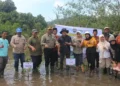 Penanaman mangrove oleh KKI Warsi di Sungai Pinang, Kabupaten Pesisir Selatan. (dok. istimewa)