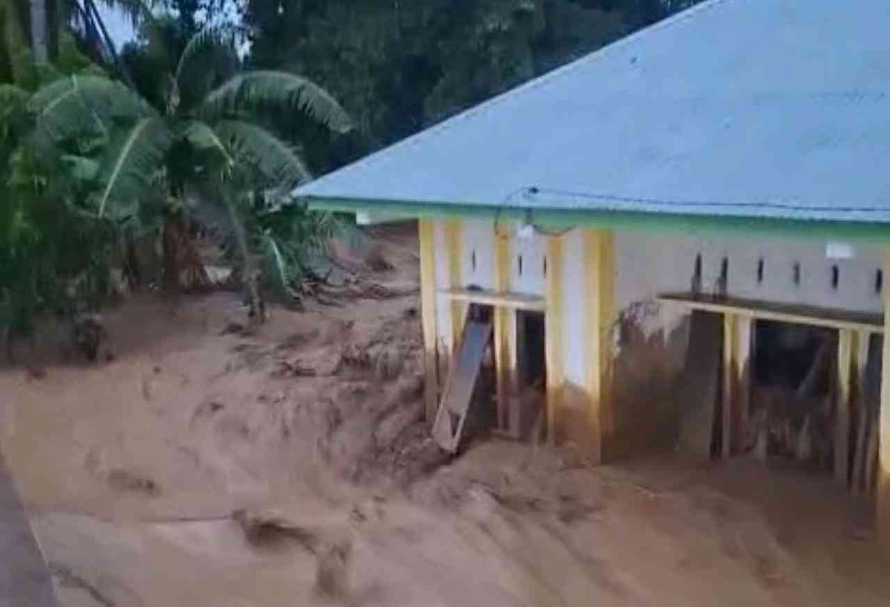 Banjir bandang yang terjadi di Muaro Pingai, Kecamatan Junjung Sirih, Kabupaten Solok. (dok. istimewa)