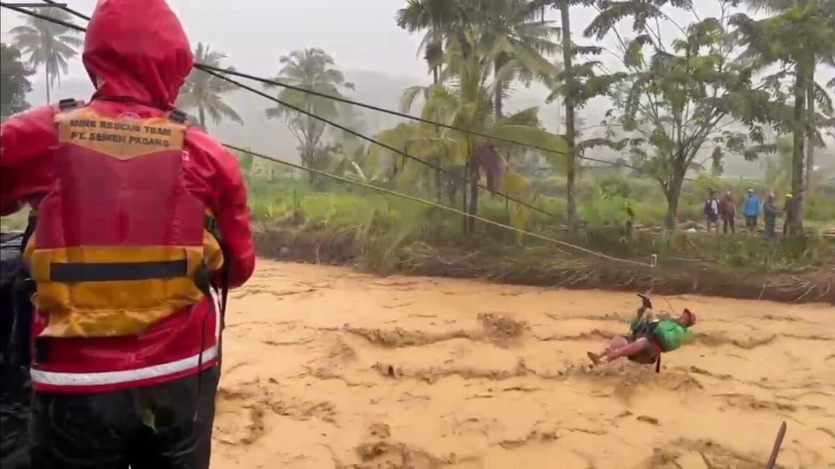 Aksi heroik tim TRC Semen Padang selamatkan warga. (dok. istimewa)