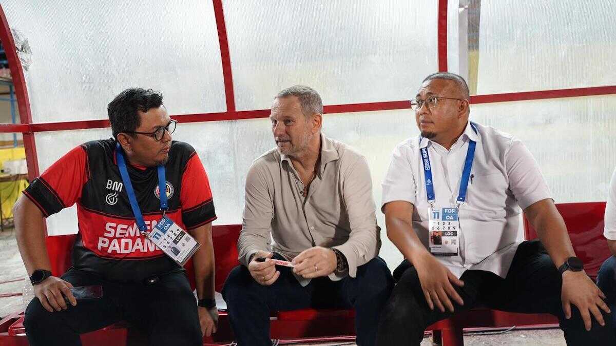 Andre Rosiade bersama Komisaris SPFC Braditi Moulevey dan coach Dejan Antonic. (dok. istimewa)