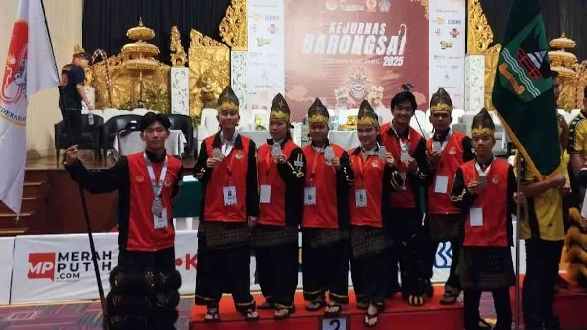 Kontingen Sumbar yang meraih medali perak Kategori Tradisional Kejurnas Barongsai 2025 di Bali, Sabtu (22/11/2025) malam. (Foto FOBI Sumbar)