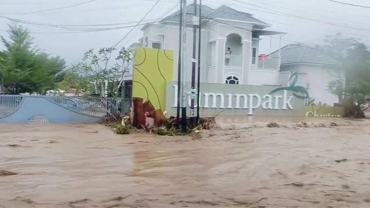 Banjir yang terjadi di kawasan Lumin Park, Kecamatan Koto Tangah. (dok. tangkapan layar)