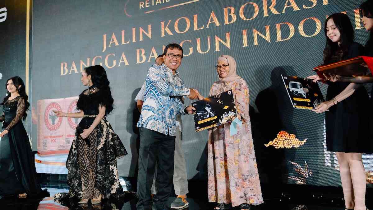 Dirut PT Semen Padang Pri Gustari Akbar serahkan hadiah dalam acara retail gathering SIG di Pekanbaru. (dok. istimewa)