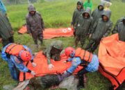 Medan Berlumpur, TNI Evakuasi dan Bantu Makamkan Korban Banjir Bandang Agam