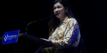 Direktur Jenderal Komunikasi Publik dan Media (Dirjen KPM) Kemkomdigi, Fifi Aleyda Yahya, saat menyampaikan sambutannya pada Malam Anugerah KIMFest 2025 di Alun-alun Kota Tangerang, Banten, Sabtu (15/11/2025). (Foto: KPM/InfoPublik/Agus Siswanto)
