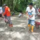 Gotong royong pengecoran jalan Rimbo Gaek. (dok. istimewa)