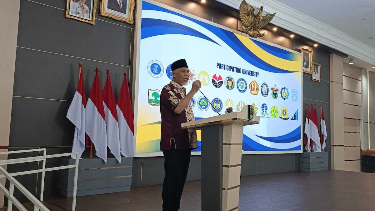 Gubernur Mahyeldi beri sambutan di Forum Majelis Wali Amanat Perguruan Tinggi Negeri Berbadan Hukum (MWA PTN-BH) se-Indonesia. (dok. adpsb)