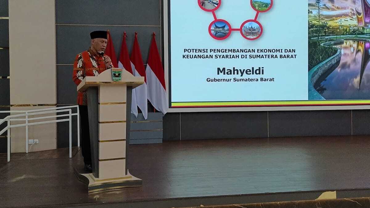 Gubernur Mahyeldi beri sambutan pada acara dengan Bank Syariah. (dok. adpsb)