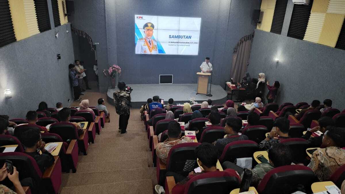 Gubernur Mahyeldi beri sambutan saat acara KPK di Asrama Haji. (dok. istimewa)