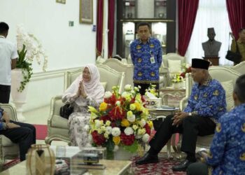 Gubernur Mahyeldi bertemu cucu pahlawan Nasional Rahmah el Yunussiyah yang baru dinobatkan Presiden Prabowo. (dok. adpsb)