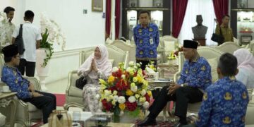 Gubernur Mahyeldi bertemu cucu pahlawan Nasional Rahmah el Yunussiyah yang baru dinobatkan Presiden Prabowo. (dok. adpsb)