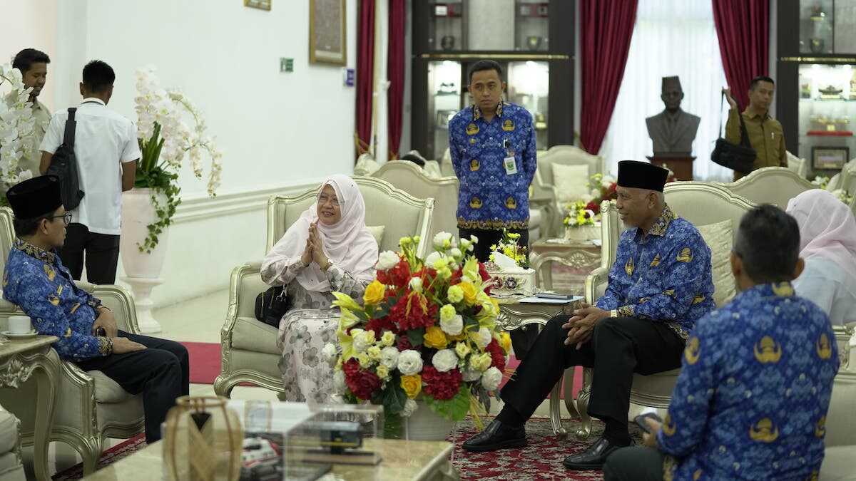 Gubernur Mahyeldi bertemu cucu pahlawan Nasional Rahmah el Yunussiyah yang baru dinobatkan Presiden Prabowo. (dok. adpsb)