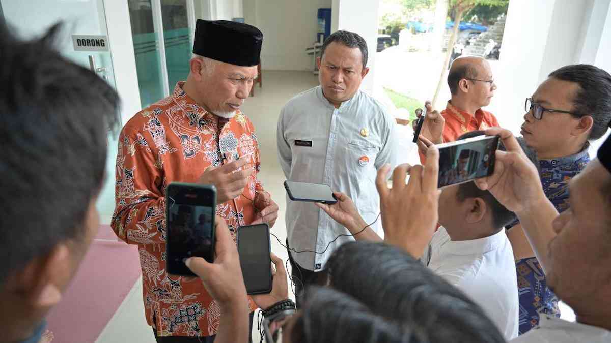 Gubernur Mahyeldi diwawancarai wartawan di sela workshop IORA. (dok. adpsb)