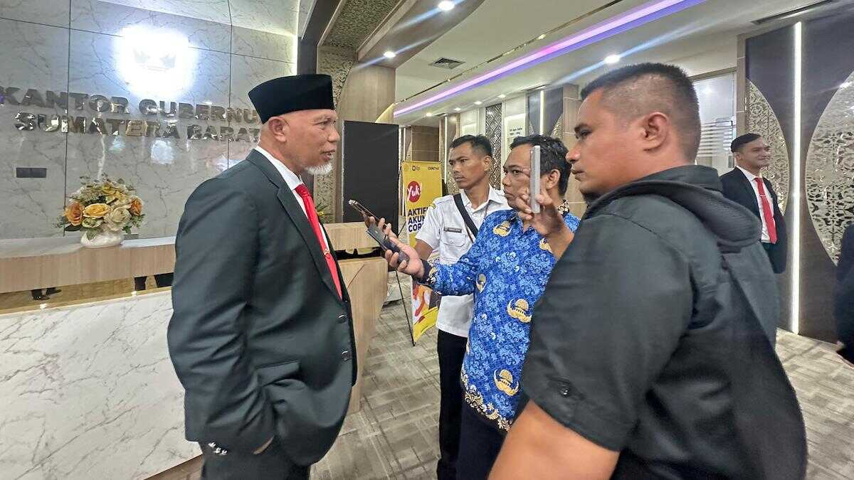Gubernur Mahyeldi diwawancarai wartawan usai jadi irup upacara peringatan Hari Pahlawan di Halaman Kantor Gubernur Sumbar. (dok. adpsb)