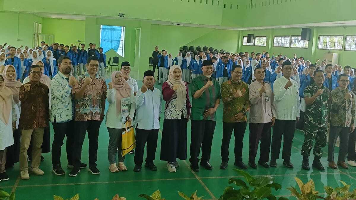 Gubernur Mahyeldi saat menghadiri undangan di SMK-SMAK Padang. (dok. adpsb)
