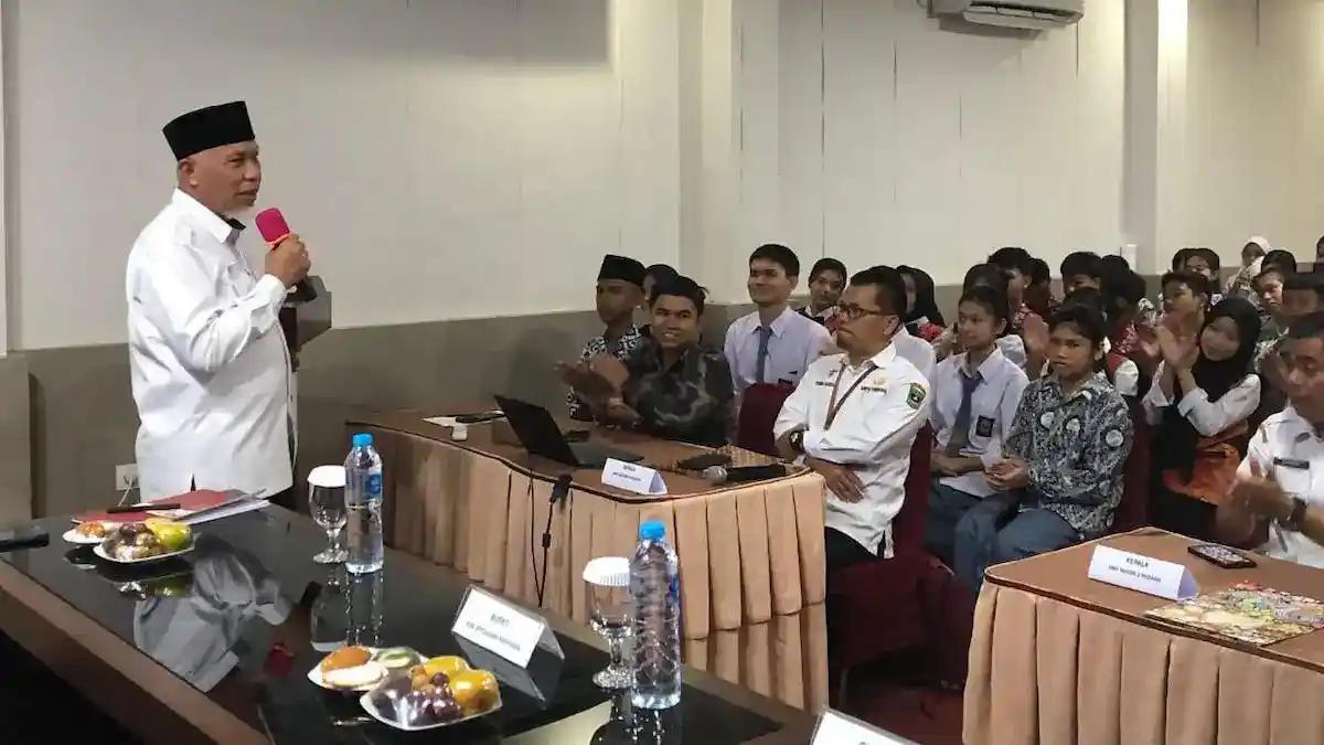 Gubernur saat membuka Pembinaan Karakter Siswa ADEM 3T Tahun 2025 di Edotel Bundo Kandung, SMKN 9 Padang, Rabu (19/11/2025). (dok. adpsb)