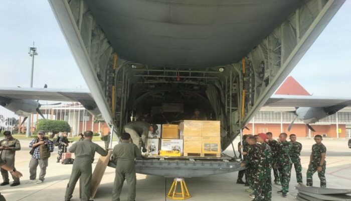 700 Desa Terisolir di Aceh Terima Bantuan Lewat Helibox dan Parasut TNI