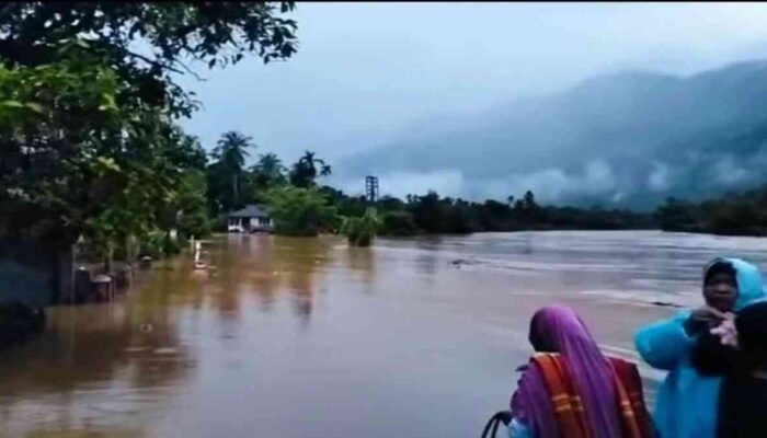Hujan Deras Picu Luapan Sungai Batang Tarusan, Jalan Painan–Padang Terputus
